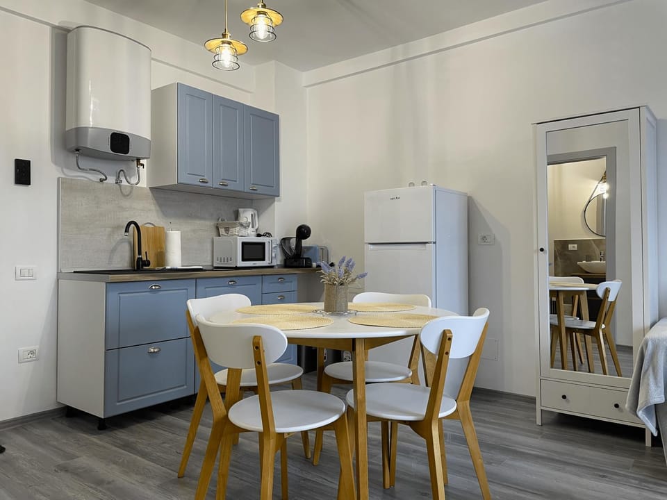 Kitchen or kitchenette, Dining area
