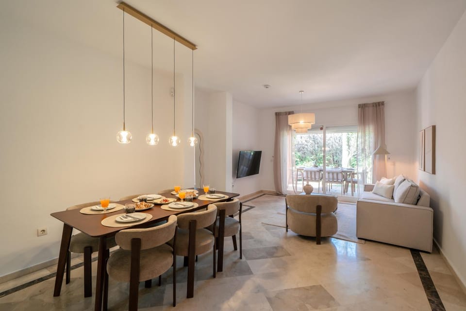 TV and multimedia, Living room, Seating area, Dining area
