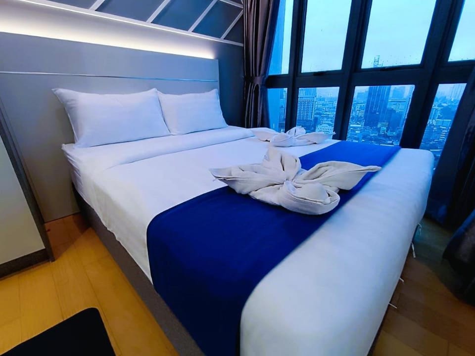Bed, Photo of the whole room, Bedroom, towels