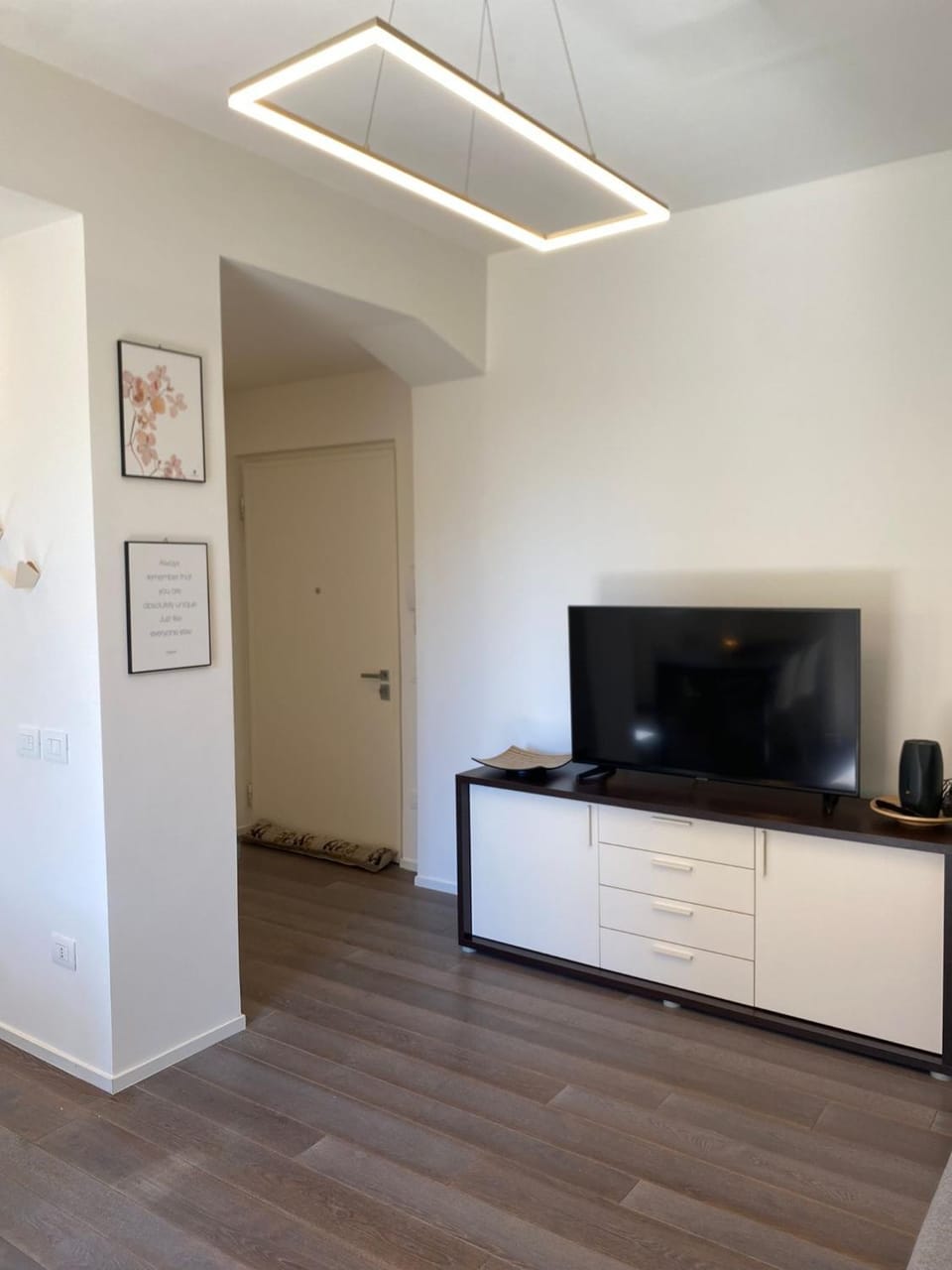 Facade/entrance, TV and multimedia