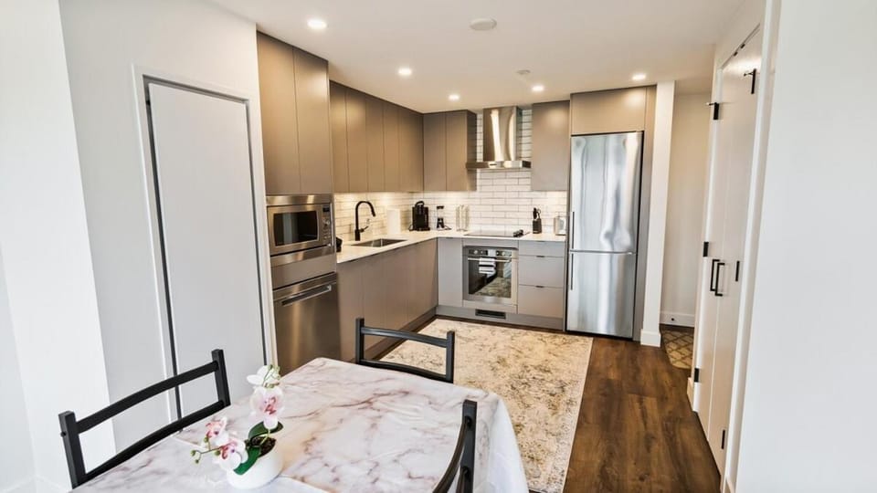Spectacular View, Downtown 1 Bd at Brooklyn 2111 Apartment in Kelowna