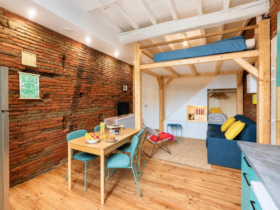 Bed, Living room, Seating area, Dining area, Bedroom