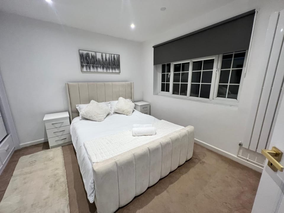 PREMIUM APARTMENT 20mins away CENTRAL LONDON Apartment in London Borough of Ealing