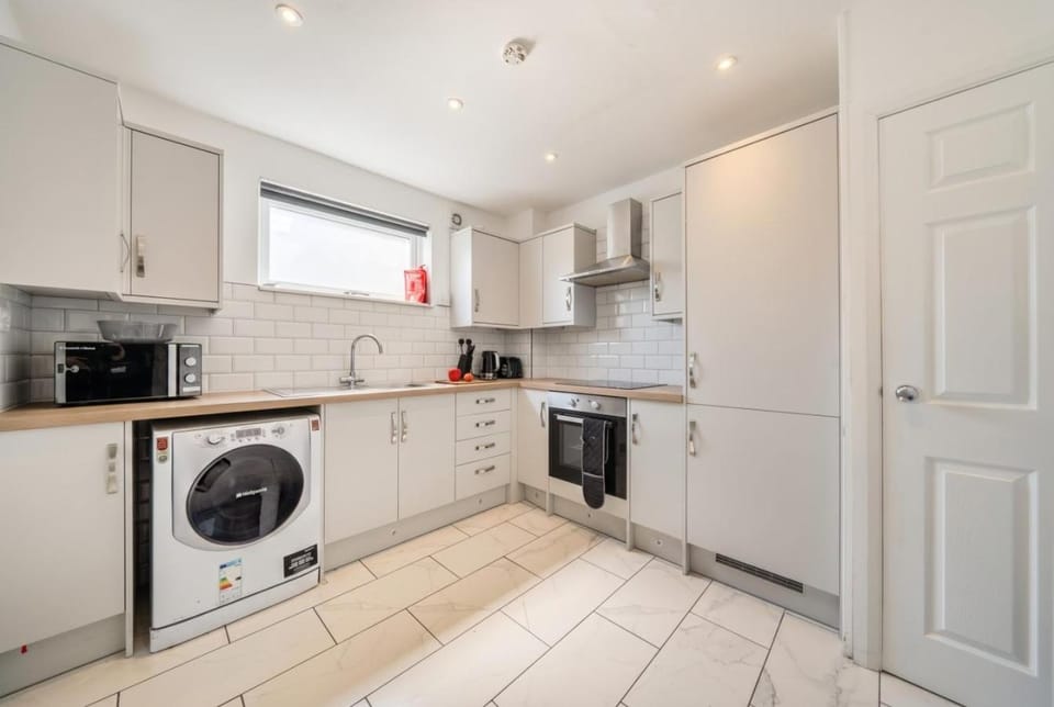Kitchen or kitchenette, oven, stove, washing machine
