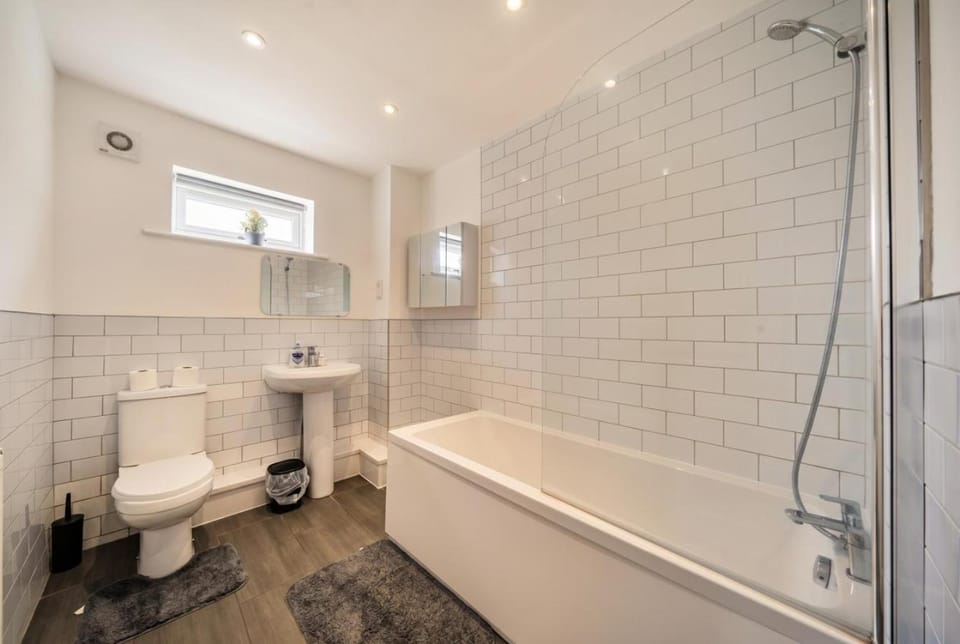 Shower, Toilet, Bathroom, Bath