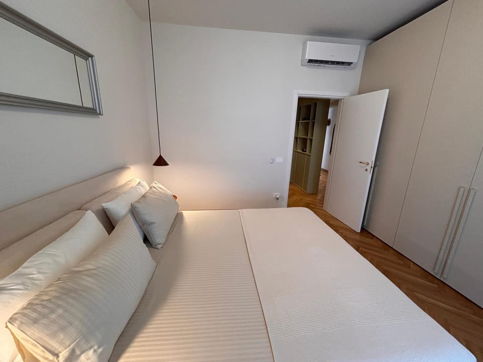 Photo of the whole room, wardrobe, air conditioner