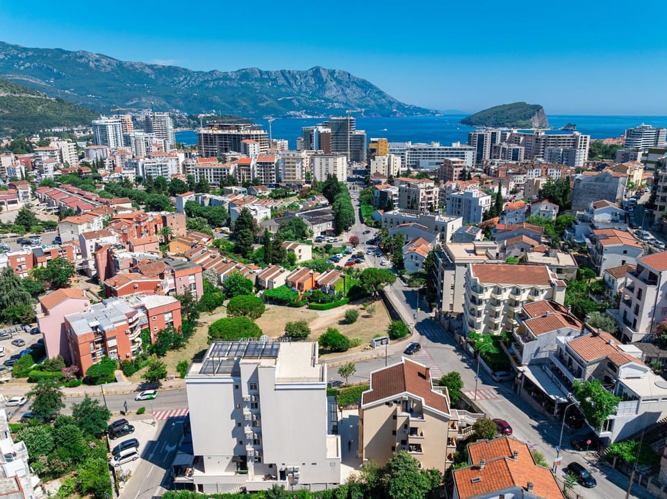 Property building, Day, Neighbourhood, Natural landscape, Bird's eye view, City view, Mountain view, Sea view, Street view, Location