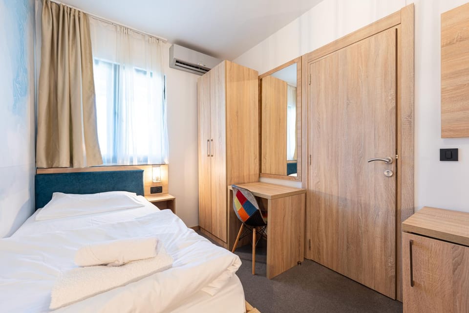 Bed, Bedroom, towels, wardrobe