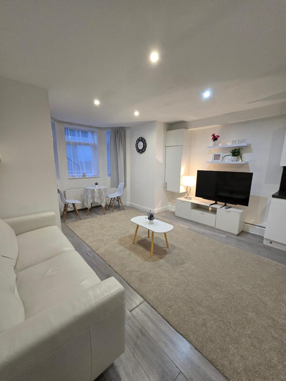 TV and multimedia, Seating area, Evening entertainment