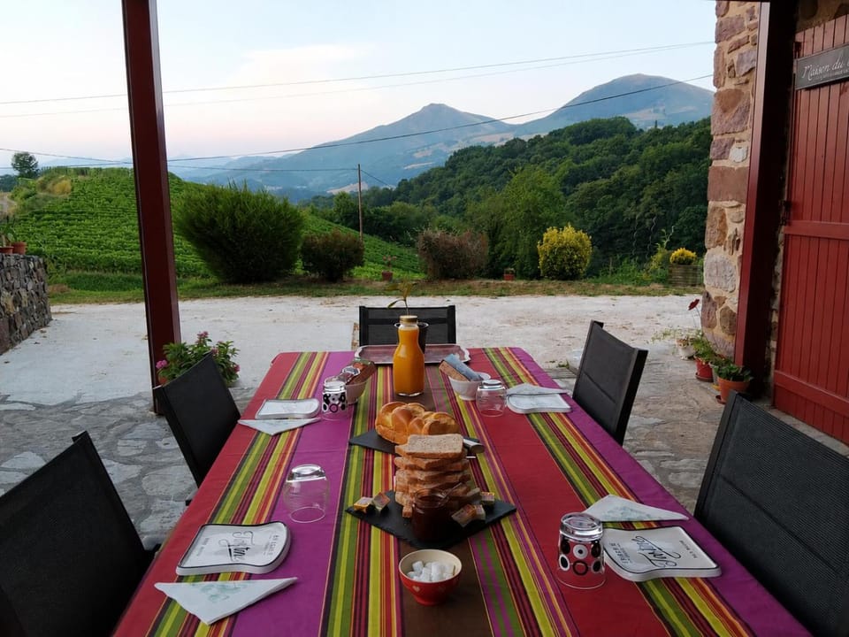 Patio, Natural landscape, View (from property/room), Food and drinks, Dining area, Food, Mountain view, Breakfast