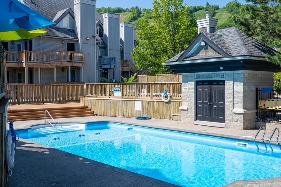Slopeside Terminal - Hot Tub Shuttle & Patio Apartment in Grey Highlands