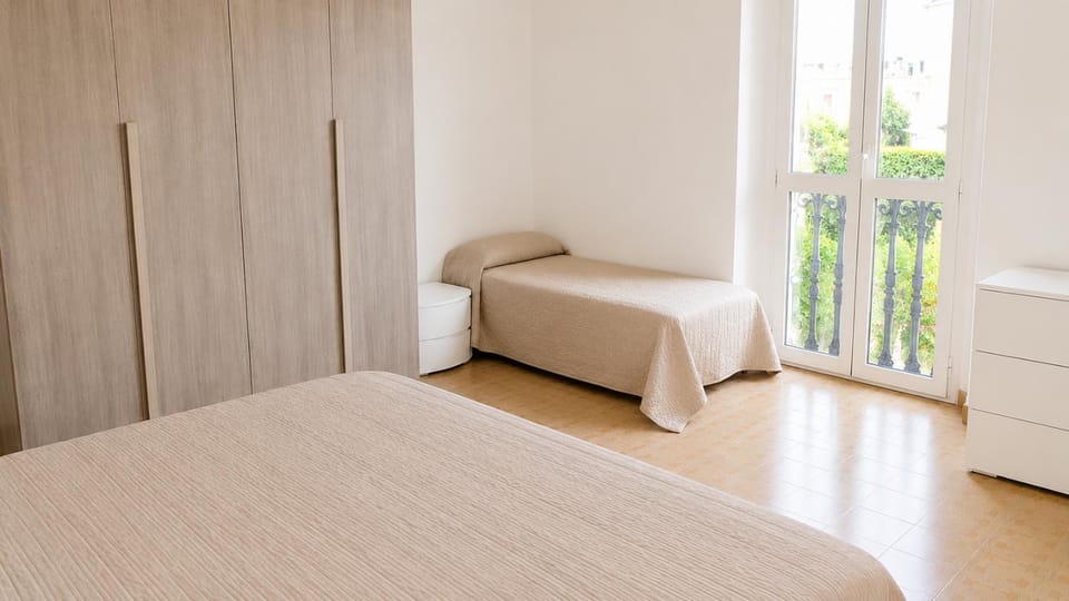 Bed, Photo of the whole room, Bedroom, wardrobe