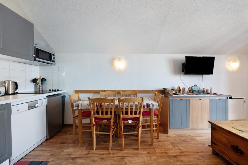 Property building, Kitchen or kitchenette, Living room