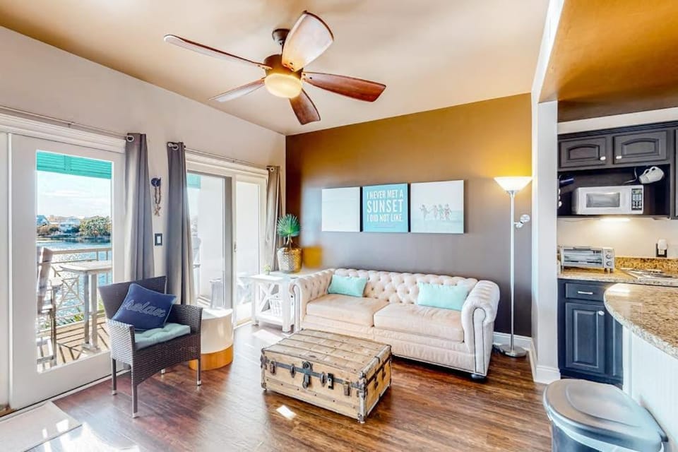 Water-view condo with on-site pool hot tub beachfront access & sports courts Apartment in Carillon Beach