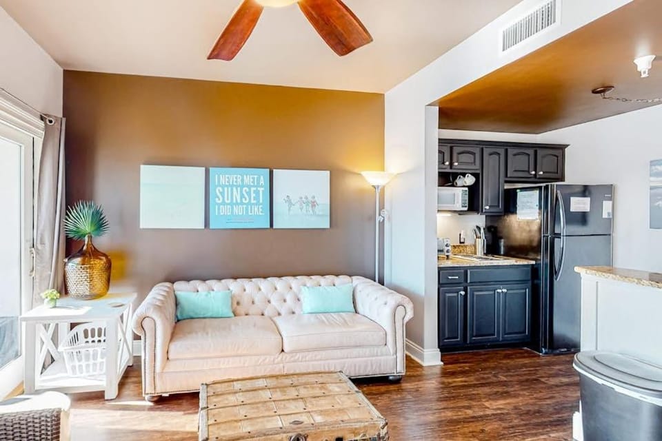 Water-view condo with on-site pool hot tub beachfront access & sports courts Apartment in Carillon Beach