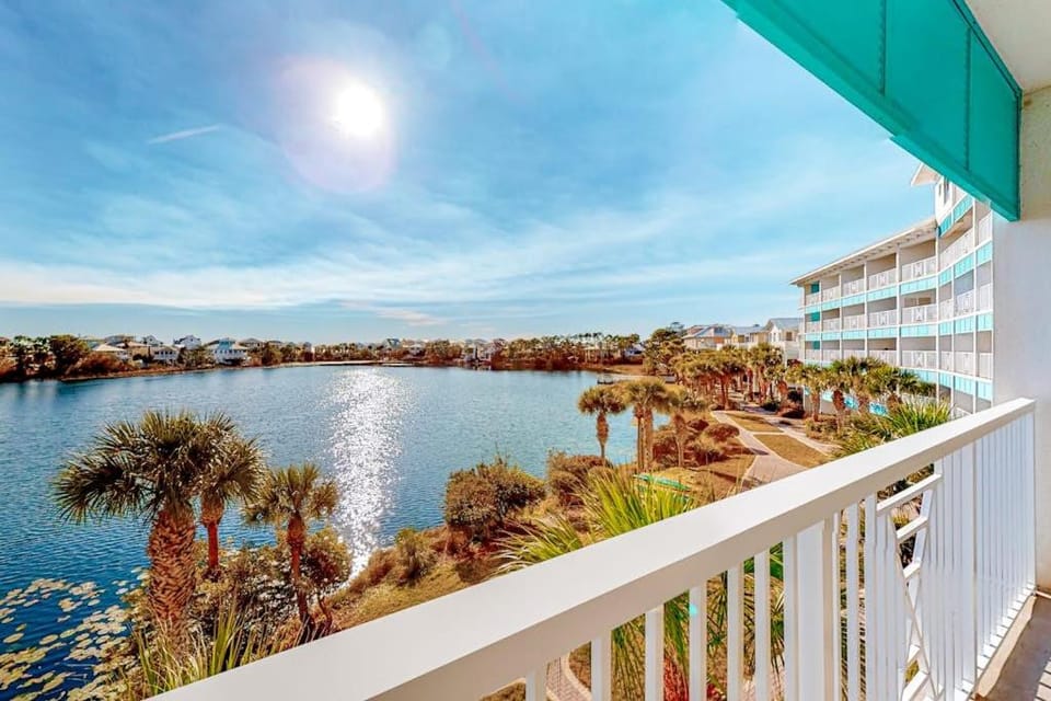 Water-view condo with on-site pool hot tub beachfront access & sports courts Apartment in Carillon Beach
