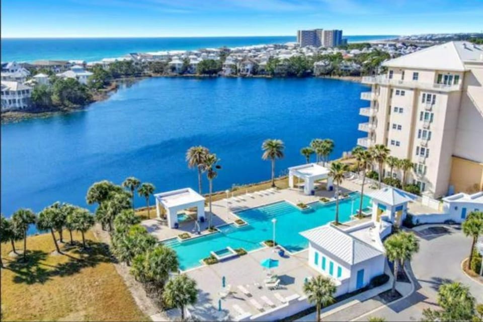 Newly renovated fourth-floor studio w spectacular views shared hot tub & pool Apartment in Carillon Beach