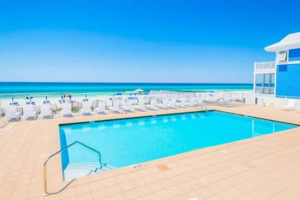 Newly renovated fourth-floor studio w spectacular views shared hot tub & pool Apartment in Carillon Beach