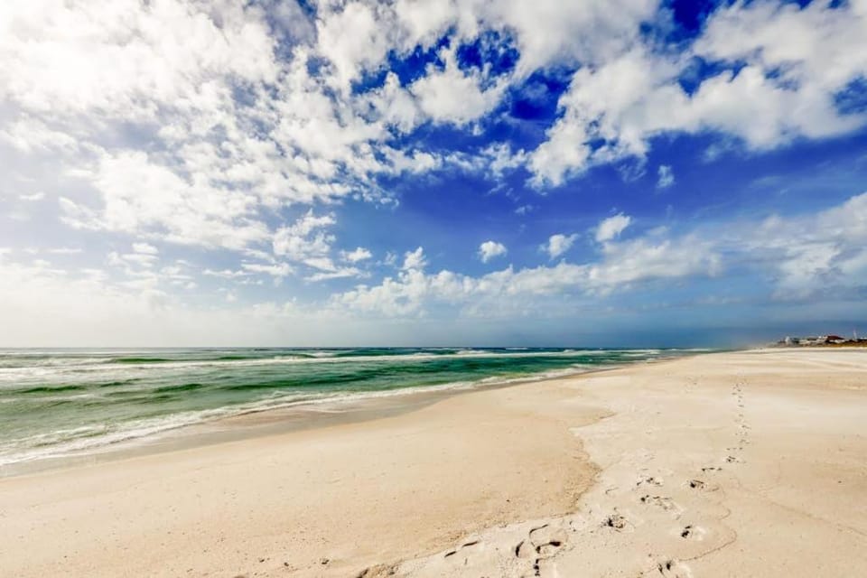 Pretty snowbird condo w lake views free WiFi and full kitchen Apartment in Carillon Beach