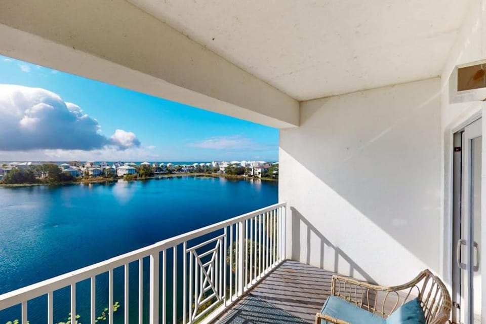 Pretty snowbird condo w lake views free WiFi and full kitchen Apartment in Carillon Beach
