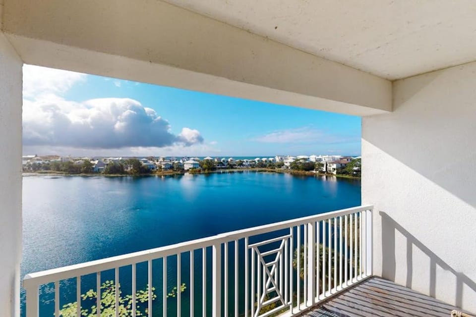 Pretty snowbird condo w lake views free WiFi and full kitchen Apartment in Carillon Beach