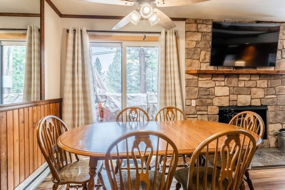 Pet Friendly! Summer Fun on Lake Basins Bike Path Apartment in Mammoth Lakes