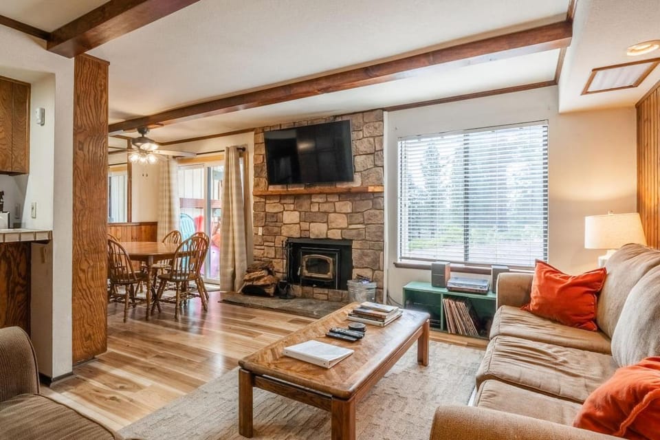 Pet Friendly! Summer Fun on Lake Basins Bike Path Apartment in Mammoth Lakes