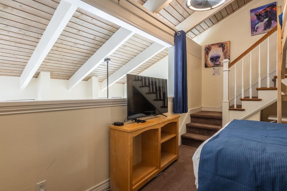Stunning Sunlit & Spacious-1BR2BTHLoft Apartment in Mammoth Lakes