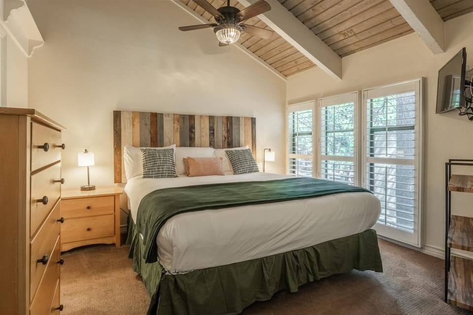 Stunning Sunlit & Spacious-1BR2BTHLoft Apartment in Mammoth Lakes