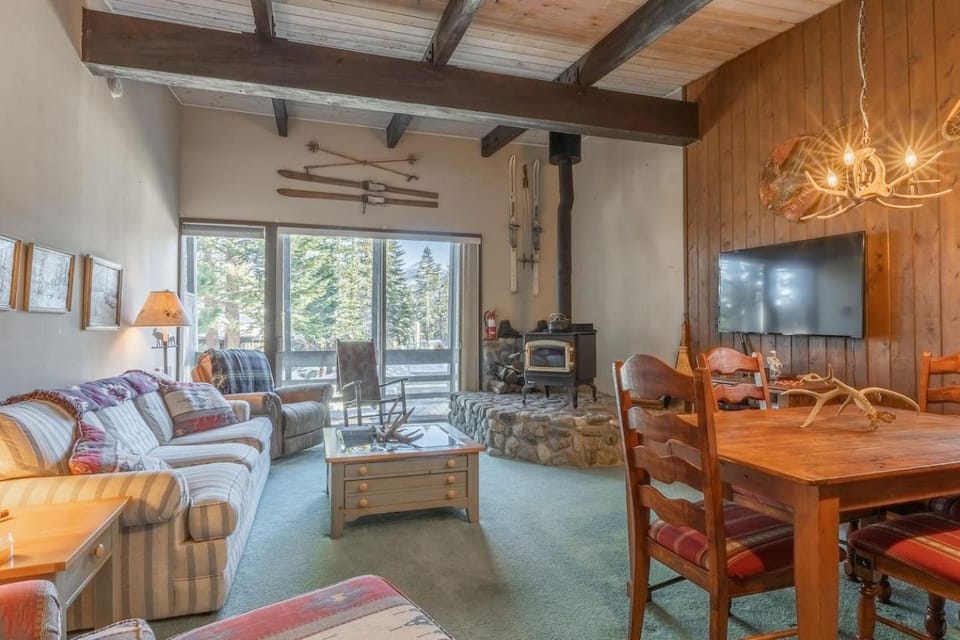 Pet Friendly 2B2B on Lake Basins Bike Path! Apartment in Mammoth Lakes
