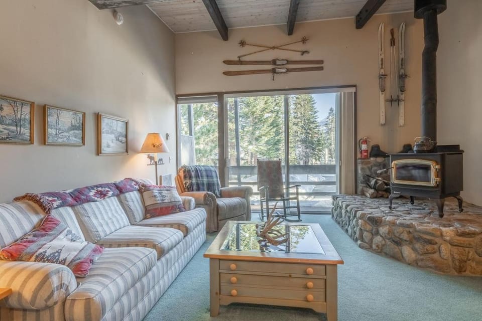 Pet Friendly 2B2B on Lake Basins Bike Path! Apartment in Mammoth Lakes