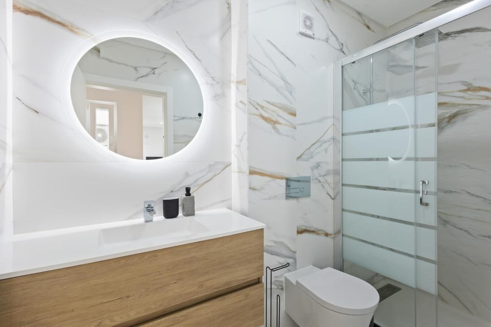 Shower, Toilet, Bathroom, towels