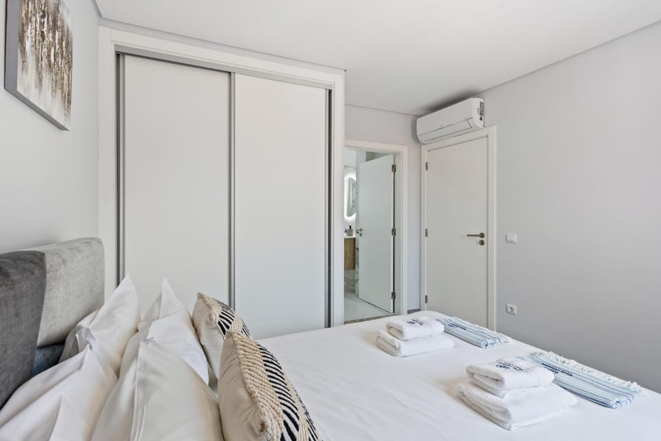 Bed, Photo of the whole room, Bedroom, towels, wardrobe, air conditioner