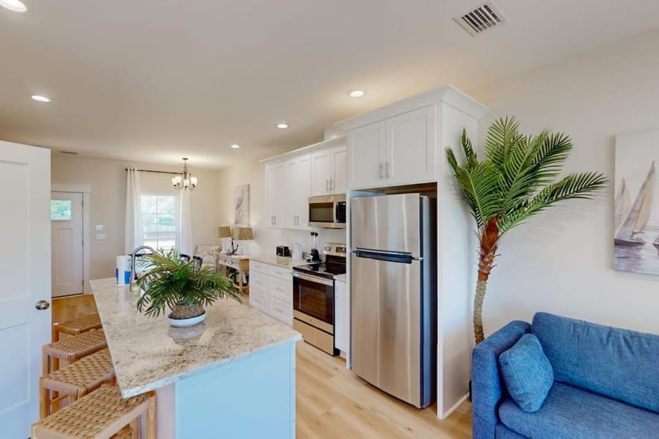 Dog-Friendly Home with WIFI and Washer-Dryer stunning lake views House in Carrabelle