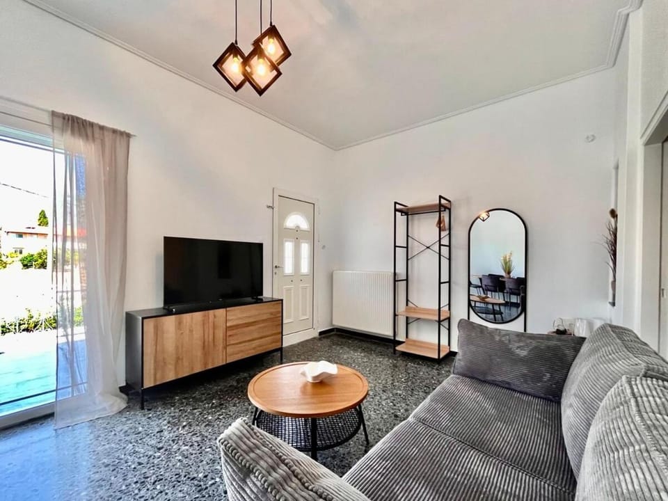 Spacious House with Large Backyard Apartment in Euboea