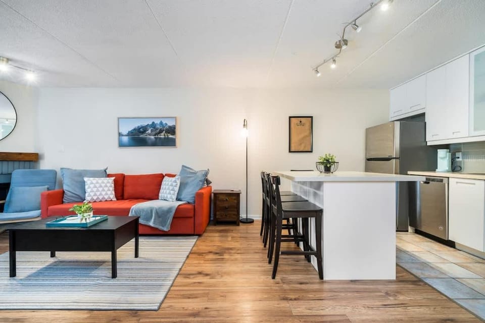 Dawson Haus - 2 Bedroom Condo in Collingwood House in Collingwood