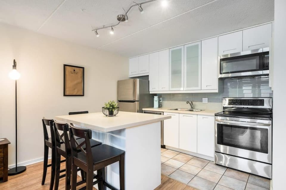 Dawson Haus - 2 Bedroom Condo in Collingwood House in Collingwood