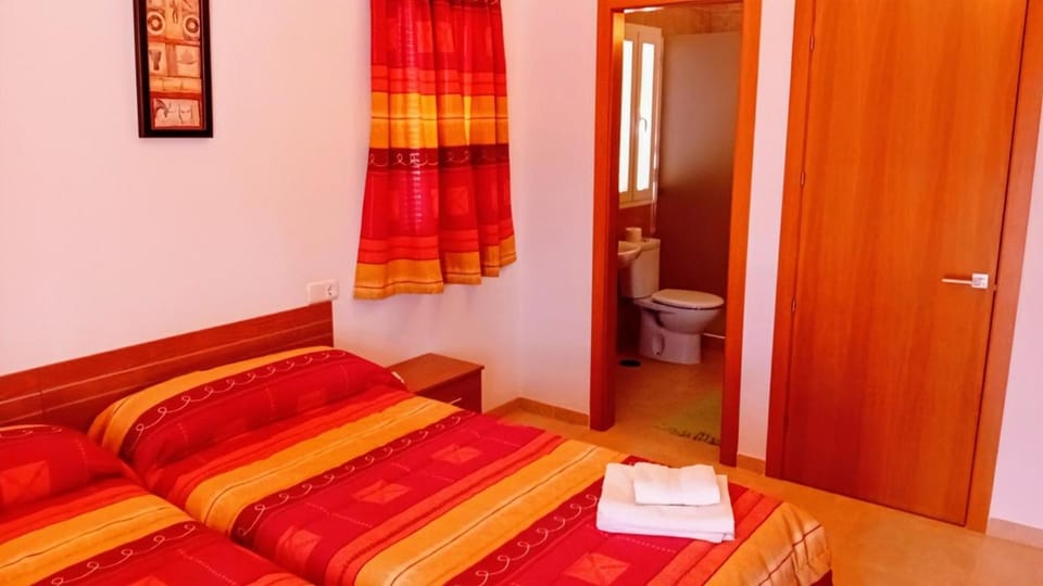 Bed, Bathroom, Bedroom, towels
