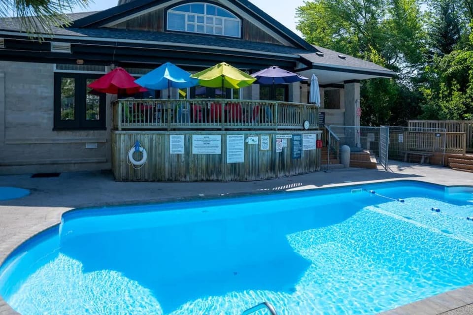 Black Diamond Retreat - Pool Hot Tub & Shuttle House in Grey Highlands