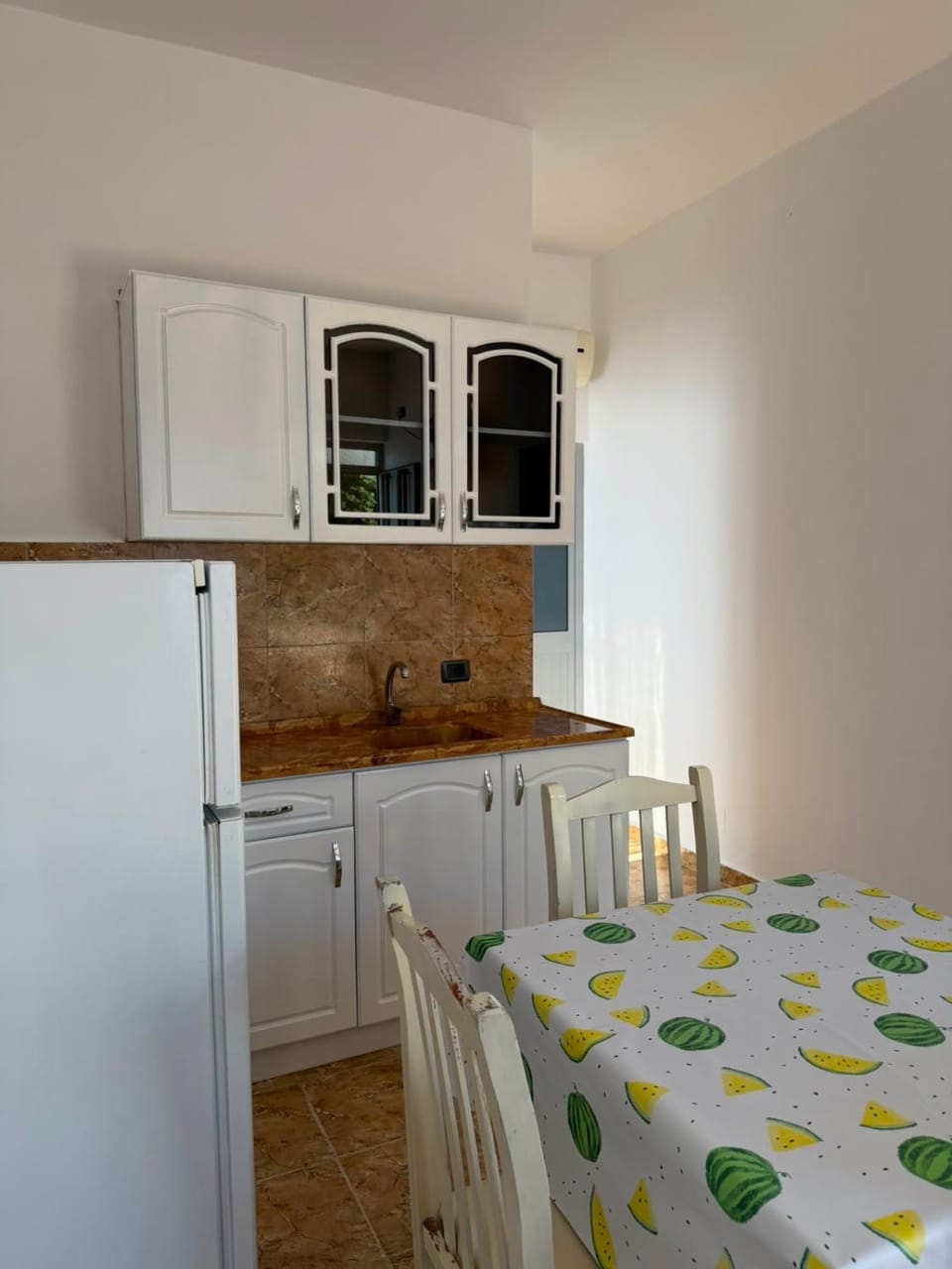 Kitchen or kitchenette, Photo of the whole room, Dining area, oven