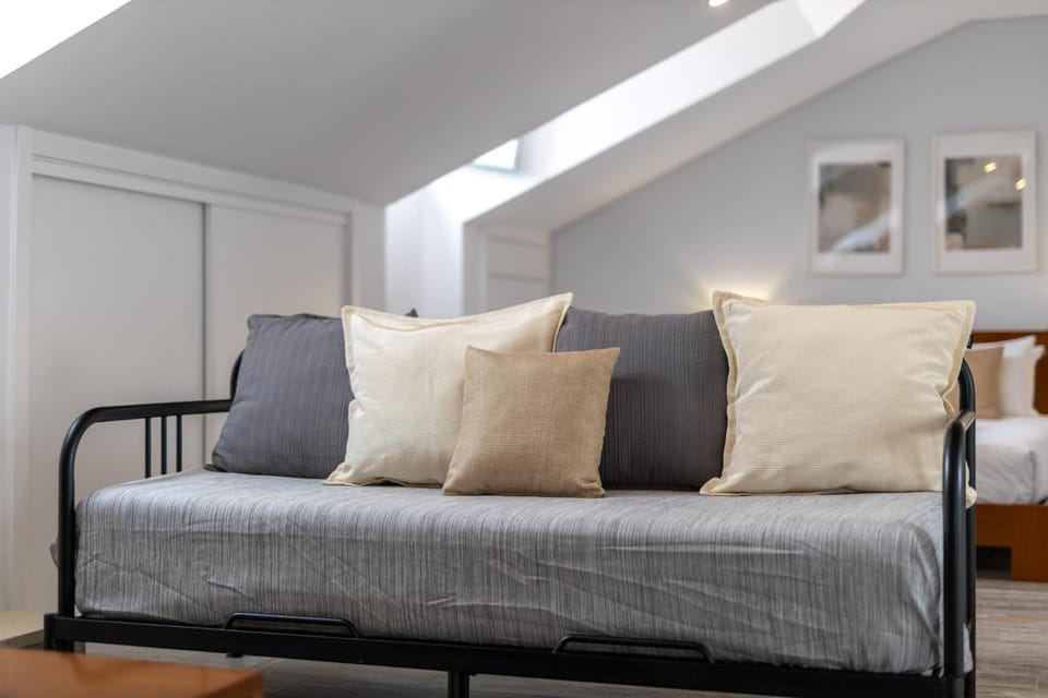 Bed, Living room, Photo of the whole room, Seating area, Bedroom