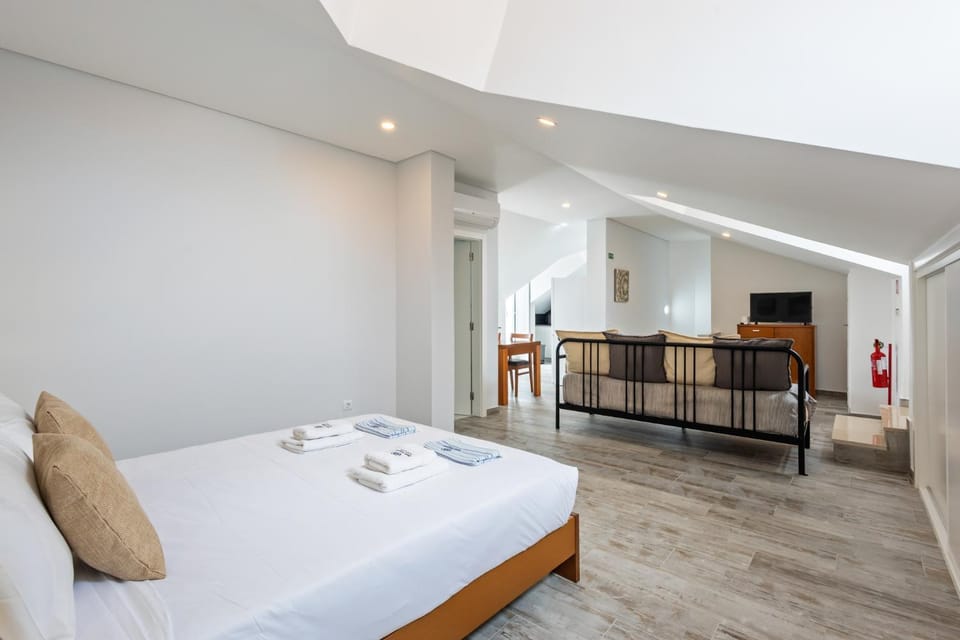 Bed, TV and multimedia, Living room, Photo of the whole room, Seating area, Dining area, Bedroom, towels