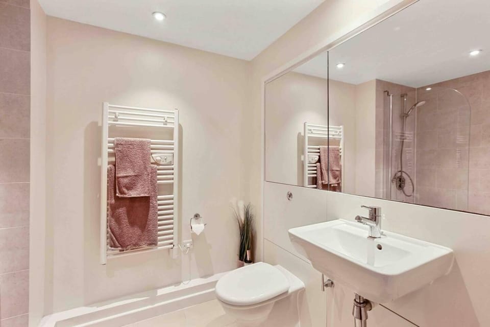 Premium 1BR Swindon City Centre Apartment in Swindon