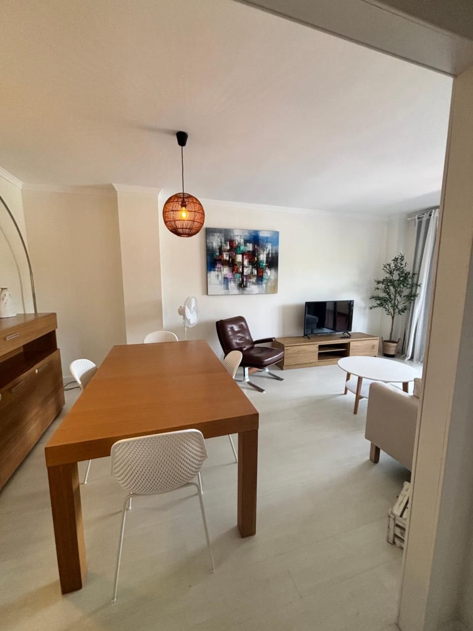 TV and multimedia, Living room, Seating area, Dining area