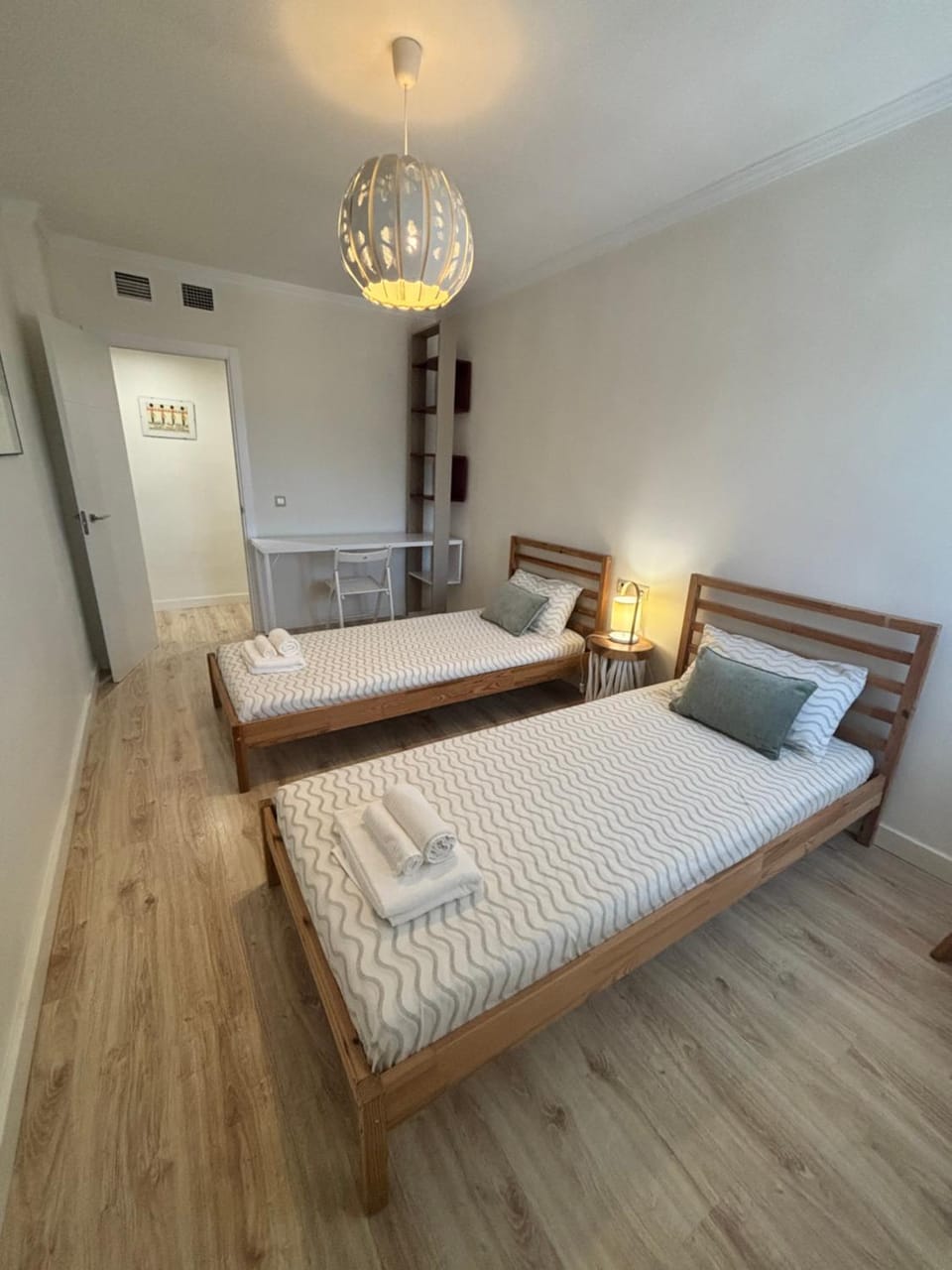 Bed, Photo of the whole room, Bedroom, towels