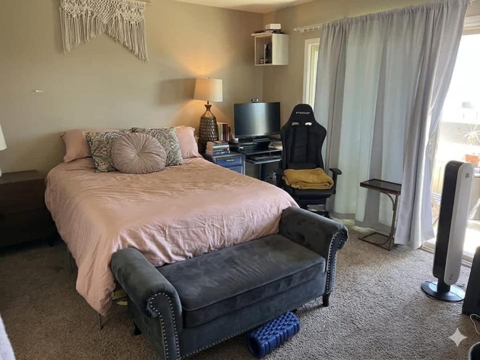 3BR Bay Farm Townhome - Pool - Patio - Sleeps 8 House in Alameda