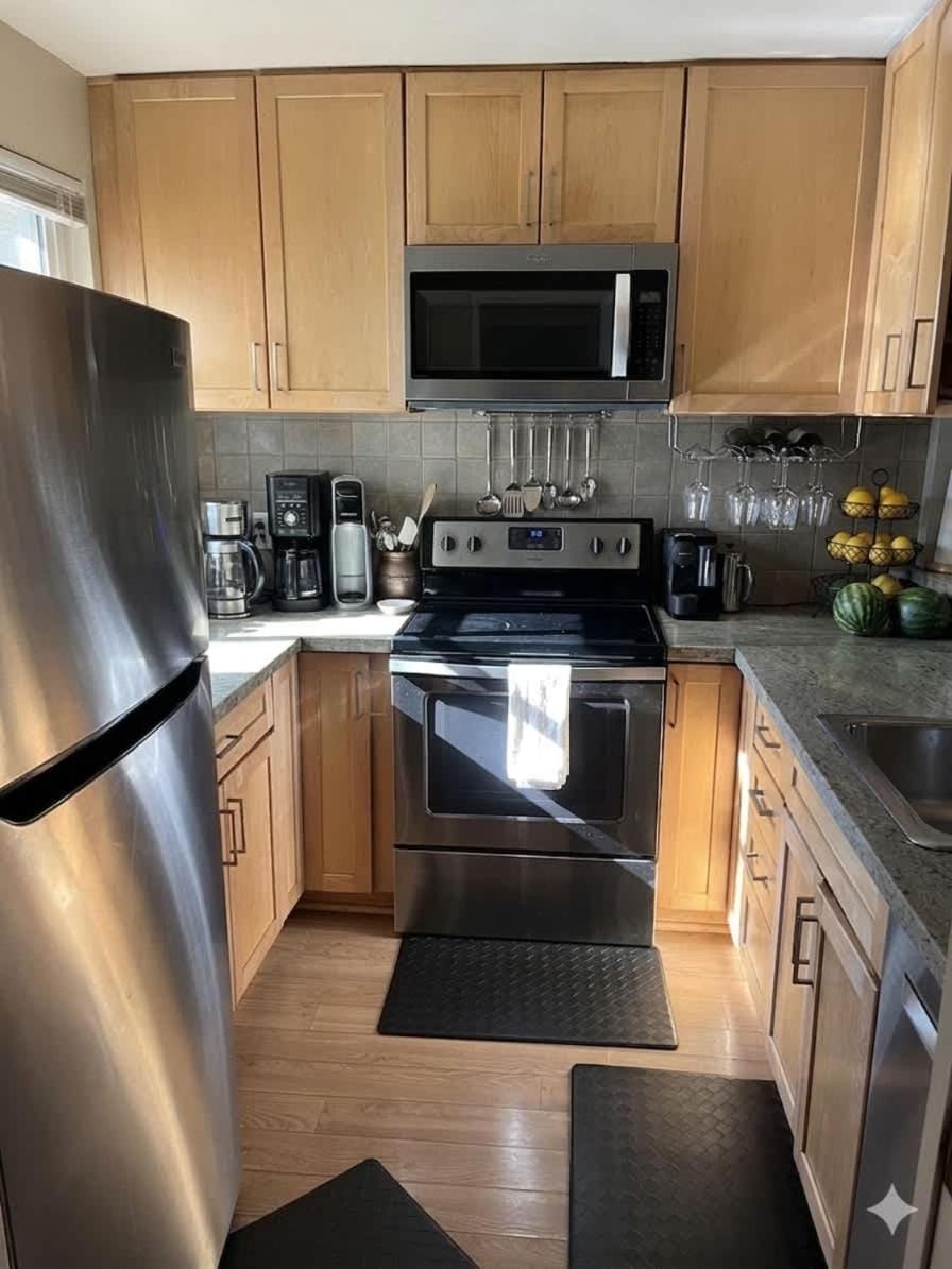 3BR Bay Farm Townhome - Pool - Patio - Sleeps 8 House in Alameda