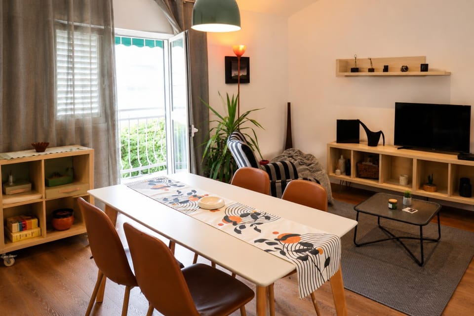 Communal lounge/ TV room, TV and multimedia, Living room, Seating area, Dining area