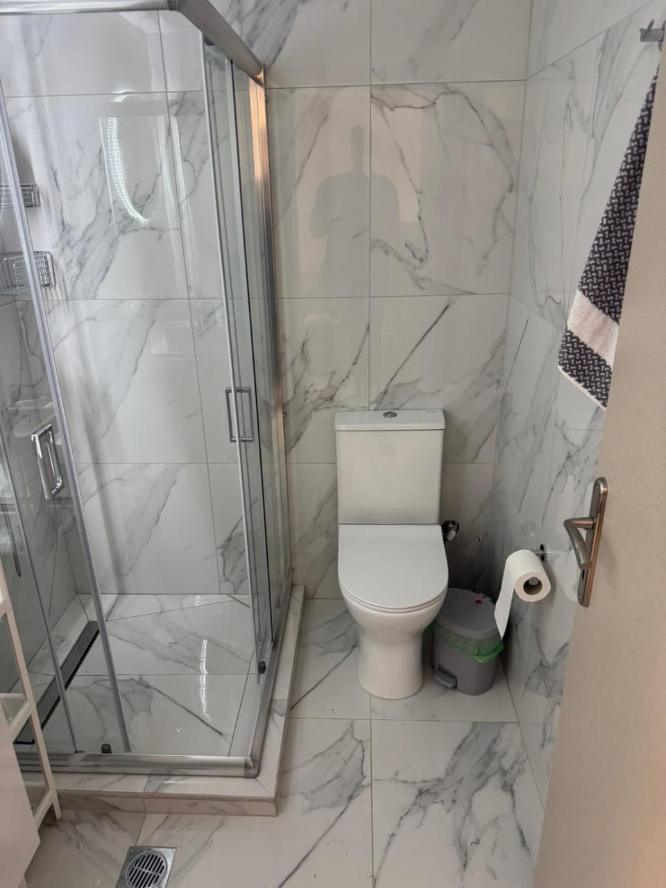 Shower, Toilet, Bathroom, towels