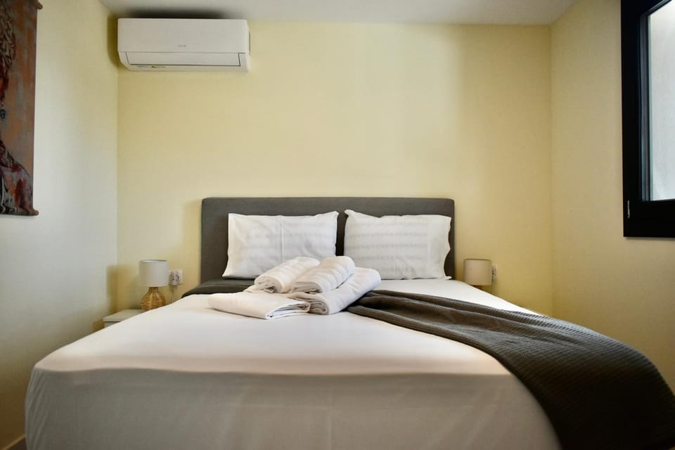 Bed, Photo of the whole room, Bedroom, towels, air conditioner